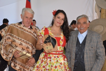 Lorena Oyarzún fue galardonada por su Aporte al Folclore Chileno