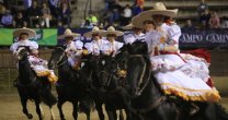Charros y Adelitas brindaron una fiesta mexicana en la Monumental Charros y Adelitas brindaron una fiesta mexicana en la Monumental
