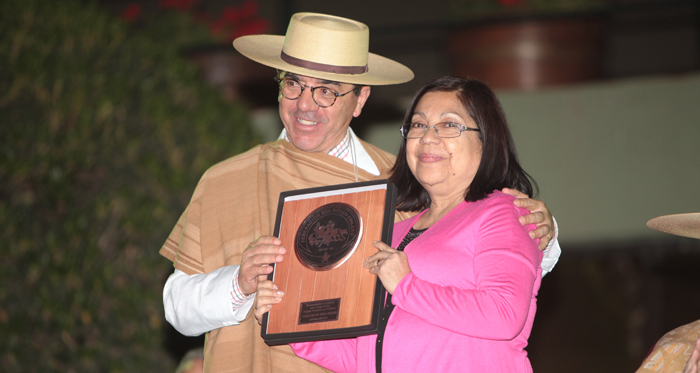 Federación del Rodeo Chileno rindió homenaje a chamanteras de Doñihue