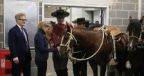 La condesa de Wessex visitó a la Escuadra Palmas de Peñaflor en Olympia La condesa de Wessex visitó a la Escuadra Palmas de Peñaflor en Olympia