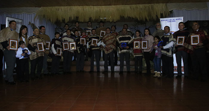 Una entretenida y acampada fiesta se vivió en la premiación de Cardenal Caro