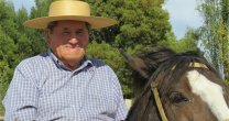 Tío Quelo, una historia viviente del rodeo que aún trabaja caballos Tío Quelo, una historia viviente del rodeo que aún trabaja caballos