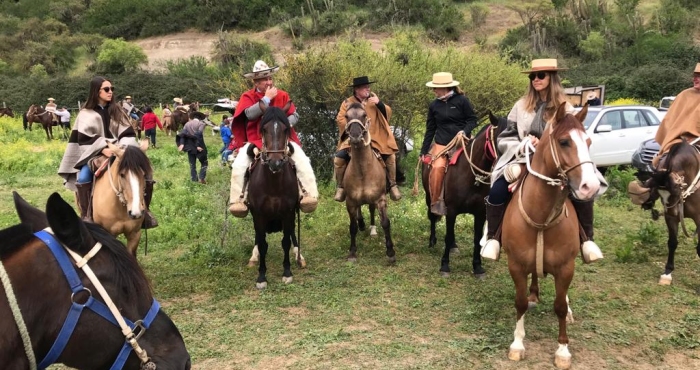 Cabalgando en la misma senda