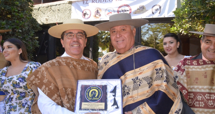 Club Gil Letelier entregó reconocimiento a la Federación del Rodeo