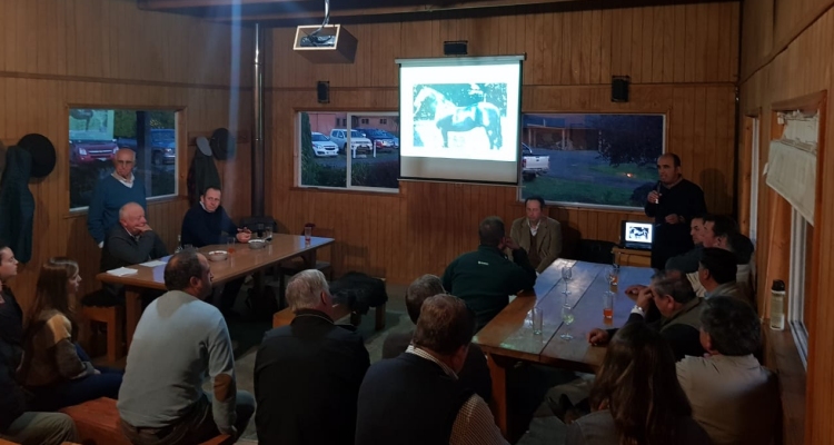 Interesante charla sobre crianza tuvieron criadores de Llanquihue y Palena