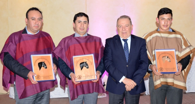 Asociación Valdivia compartió jornada de amistad y premió a su Cuadro de Honor