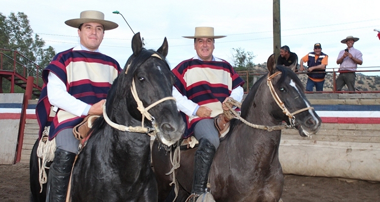 Vial y Meza bailaron la Cueca de los Campeones en Interclubes del Club Valdivia de Paine