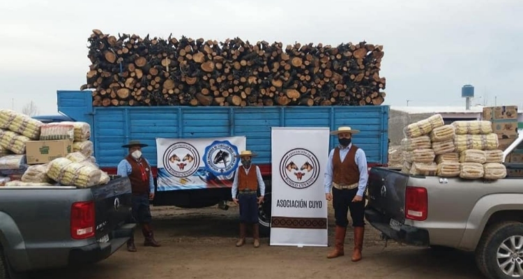 Corraleros y Criadores de Cuyo aportaron alimentos y leña para ayudar a familias necesitadas