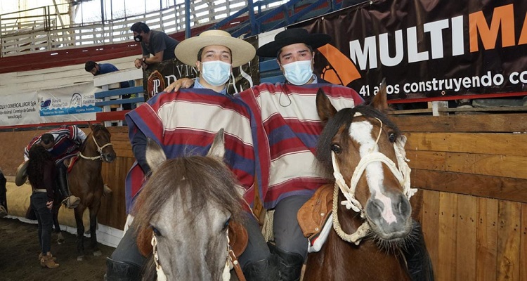 Los valdivianos Jenaro y Maximiliano Barrientos festejaron en la techada