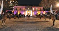 La visita de la Escuadra Ecuestre Palmas de Peñaflor a la Embajada Británica La visita de la Escuadra Ecuestre Palmas de Peñaflor a la Embajada Británica