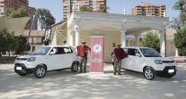 Arturo Ríos y Pedro Espinoza recibieron sus flamantes automóviles en un ambiente muy familiar Arturo Ríos y Pedro Espinoza recibieron sus flamantes automóviles en un ambiente muy familiar