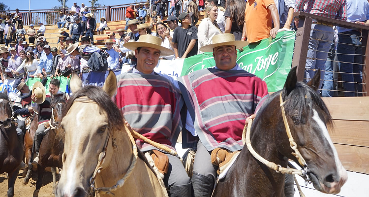 Agua de los Campos y Maquena desfiló como campeón en la Serie Caballos