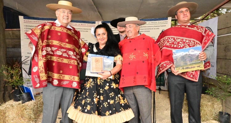 Criadores premiaron a expositores y lanzaron tonada 