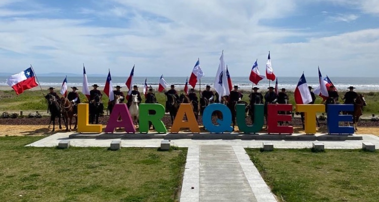 Escuadra Ecuestre del Club Carampangue brilló con presentación en costanera de Laraquete
