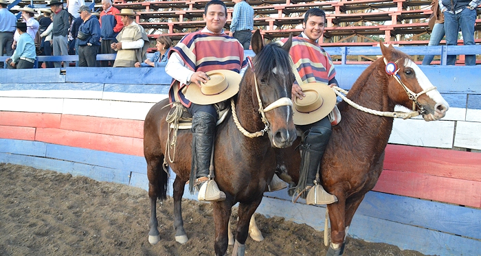 Los hermanos Guillermo y Pedro Donoso bailaron la cueca de los Campeones en el Gil Letelier