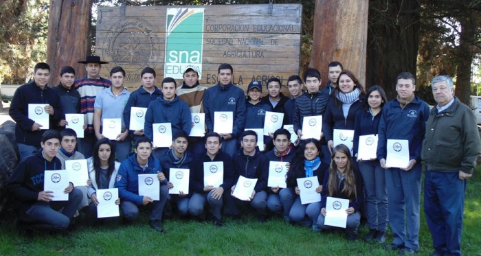 Gerencia Deportiva de Ferochi dicta clases de jura de rodeo a alumnos de Escuela Agrícola de Duao