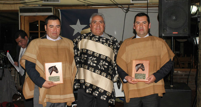 Francisco Mena y Mauricio Villarroel recibieron premios y abrazos en San Felipe