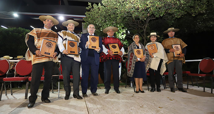 Cariñosa bienvenida y merecidos reconocimientos