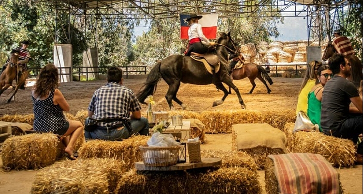 Lo Pirque, el innovador espacio que mezcla la gastronomía y el caballo chileno