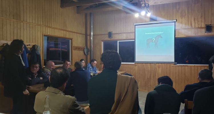 Llanquihue y Palena inició programa Educación para los Criadores con didáctica charla