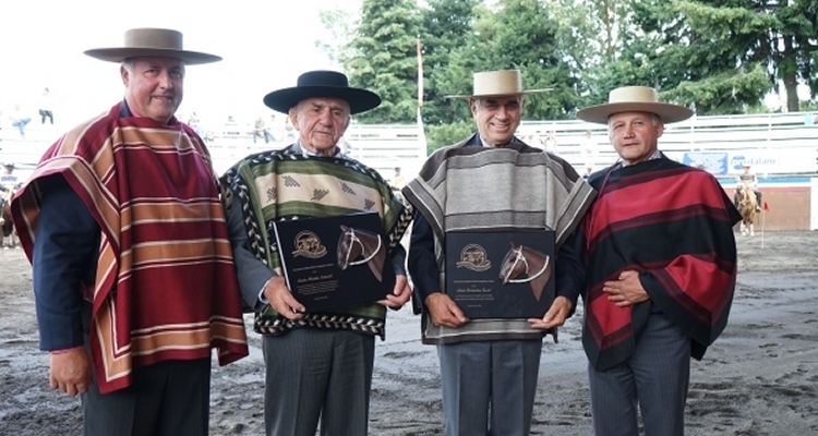 Alberto Hechenleitner y Carlos Winkler recibieron emotivo homenaje en Frutillar