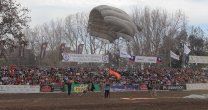 Desde las alturas, los paracaidistas del Ejército maravillaron al público de la Semana de la Chilenidad