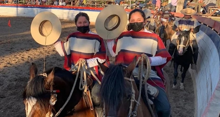 Las hermanas Constanza e Isabel Berríos hicieron historia y son las primeras mujeres en ganar un rodeo oficial