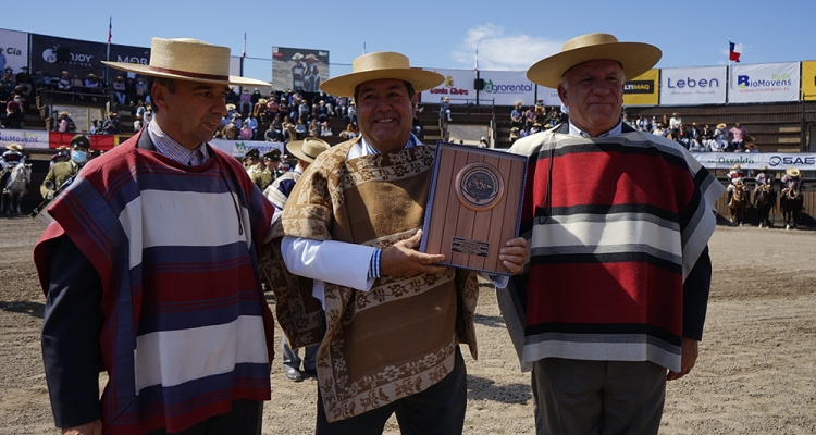 Emotivos homenajes entregó la Asociación Atacama en la Serie de Campeones