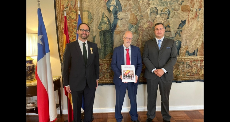 Embajador Rafael Garranzo recibió libro