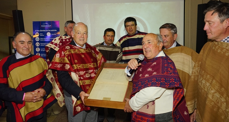 Criadores de Ñuble donaron histórico libro al Museo de la Chilenidad