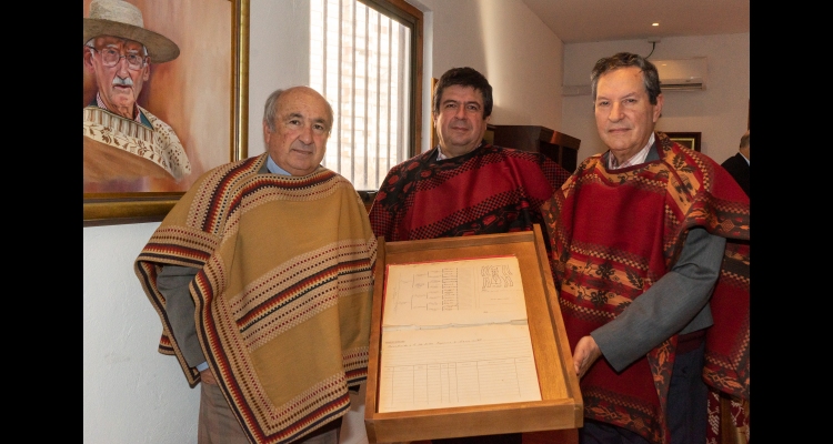 Histórico libro donado por Asociación Ñuble engalana la Sala de Directorio de la Federación de Criadores