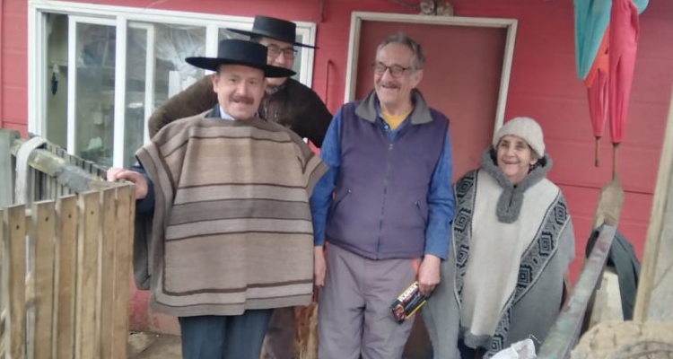 Club Villa Mañihuales acudió en ayuda de la comunidad y entregó leña a adultos mayores