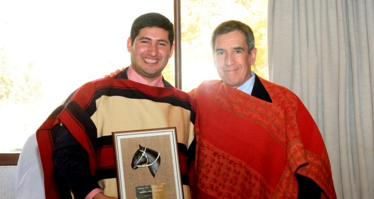 Alfredo Díaz y su premio en Santiago Oriente: 