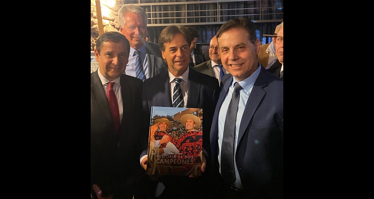 Presidente de Uruguay recibió el libro