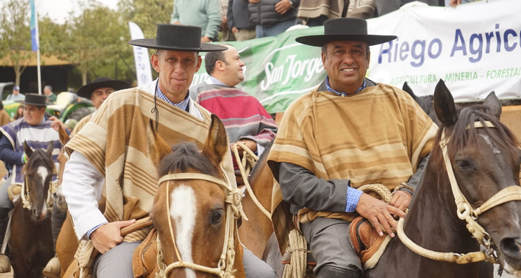 Palmas de Peñaflor lució a las yeguas campeonas de Chile en El Convento