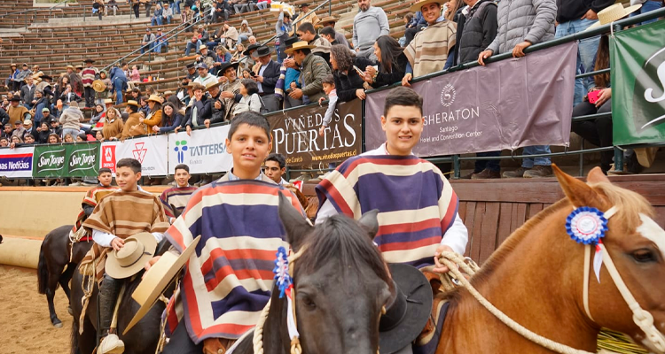 Serie Menores: Urrutia y Fuentes encendieron la Monumental en inicio del Champion de Chile