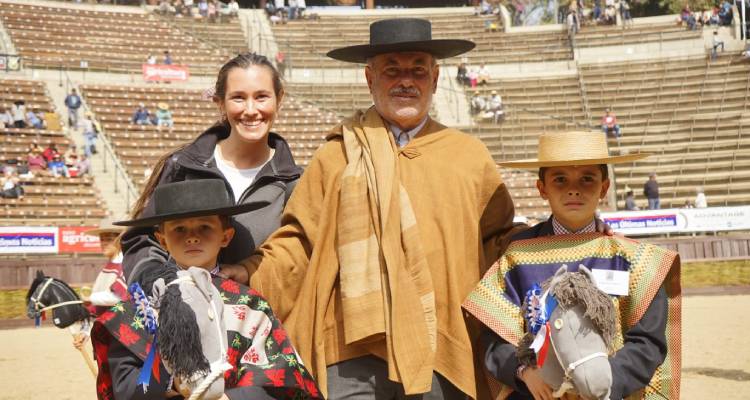 Abuelos y padres chochos con la Serie Caballitos de Palo