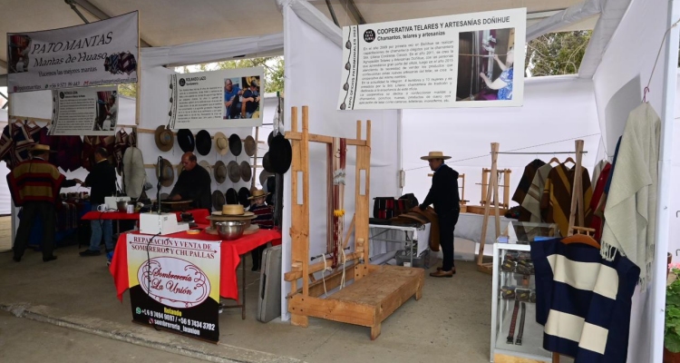 Expo Oficios Patrimoniales está abierta al público durante el 74° Campeonato Nacional de Rodeo