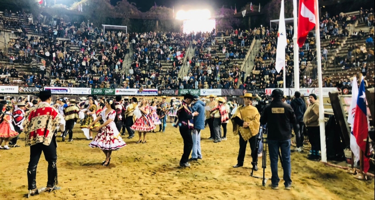 Sepa cuánto invierten en vestimenta los participantes del Campeonato Nacional de Cueca Huasa