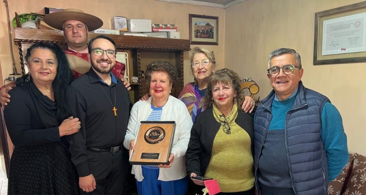 Chabelita Fuentes recibió en su hogar homenaje de la Federación del Rodeo