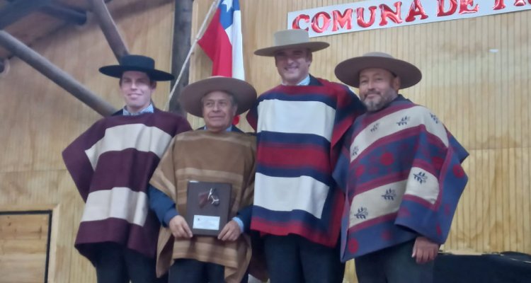 Rolando Varela y el premio de Mejor Criadero para La Espuelita: