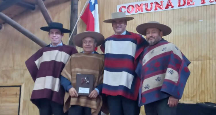 Rolando Varela y el premio de Mejor Criadero para La Espuelita: 