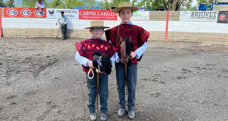 Niños disfrutaron con alegría de la Serie Caballito de Palo en Los Niches y Santa Cruz