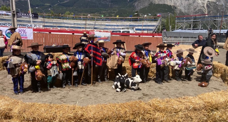 Una linda convocatoria acompañó a la Serie Caballitos de Palo en Coyhaique