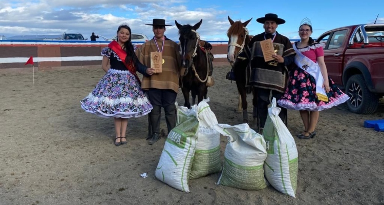 Alvaro Saihueque y Claudio Serrano celebraron el requisito en Puerto Natales