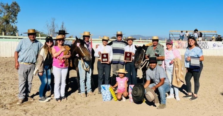 Martina Henriquez y Paulina Campusano triunfaron en Rodeo Promocional en Campo Lindo