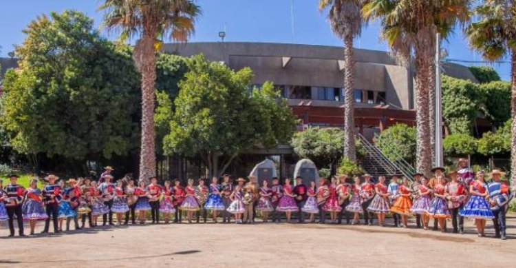 Participantes del Nacional de Cueca Juvenil de Paine visitaron la Monumental