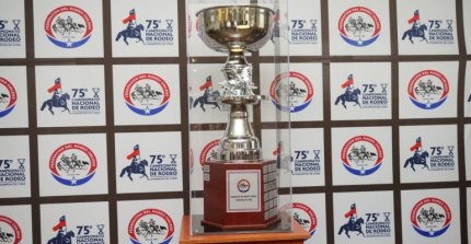 La presentación de la Copa de Campeones que se entregará en el 75° Campeonato Nacional de Rodeo