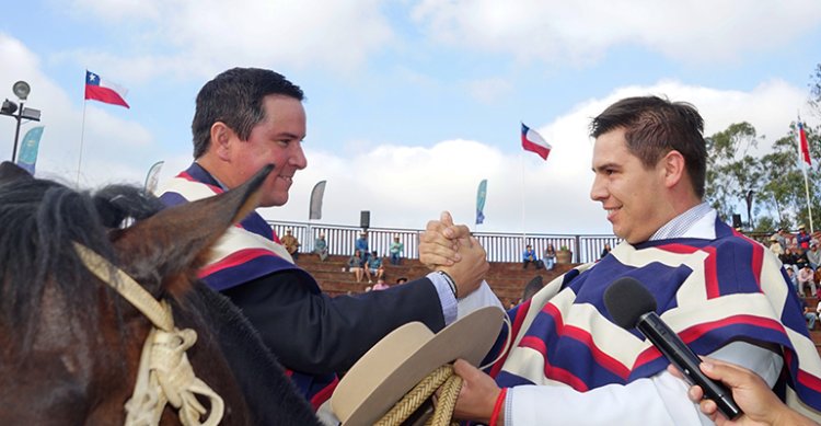 Lo Miranda celebró en El Convento con Gonzalo Vial Vial arreando desde el cielo