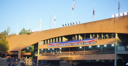 La Medialuna Monumental ya luce letras en bronce en homenaje a Gonzalo Vial Vial